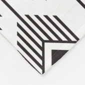 白黒の民族イカットの幾何学的パターン フリースブランケット (角)