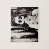 白黒の気味悪いヴィンテージ人形 ジグソーパズル (縦)