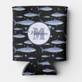 白黒の水色シャーク・モノグラム🦈 缶クーラー (正面)