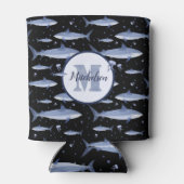 白黒の水色シャーク・モノグラム🦈 缶クーラー (裏面)
