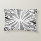 白黒の水色抽象芸術フローラバースト アクセントクッション (裏面)