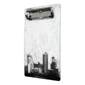 白黒の汚い都市背景 ミニクリップボード (アングル2)