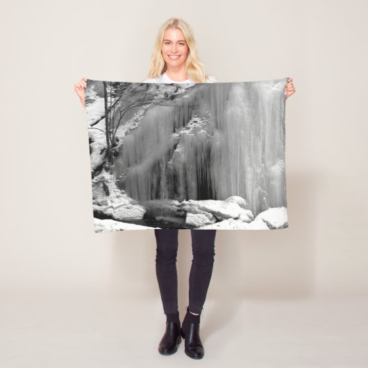 白黒の滝凍ってい フリースブランケット (インサイチュ)