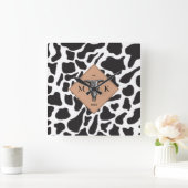 白黒の牛の斑点の動物のパターンのモノグラム スクエア壁時計 (ホーム)