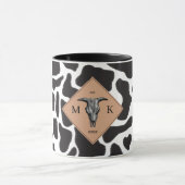 白黒の牛の斑点の動物のパターンのモノグラム マグカップ (中央)
