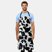 白黒の牛の隠しファーパターン エプロン (着用した状態)