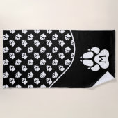 白黒の犬のポーパターンとモノグラムカスタムのパターン ビーチタオル (正面)