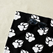 白黒の犬のポーパターンとモノグラムカスタムのパターン ビーチタオル (インサイチュ)