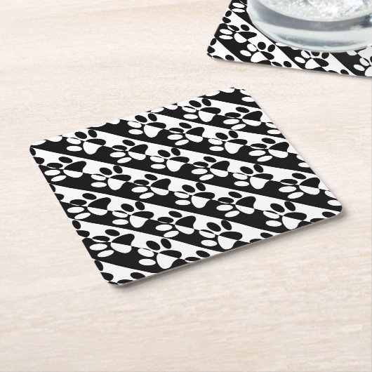 白黒の犬の手足とストライプ スクエアペーパーコースター (アングル)