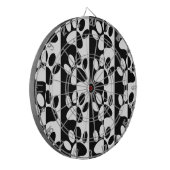 白黒の犬の手足とストライプ ダーツボード (正面左)