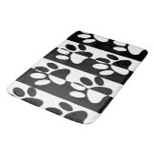 白黒の犬の手足とストライプ バスマット (アングル)