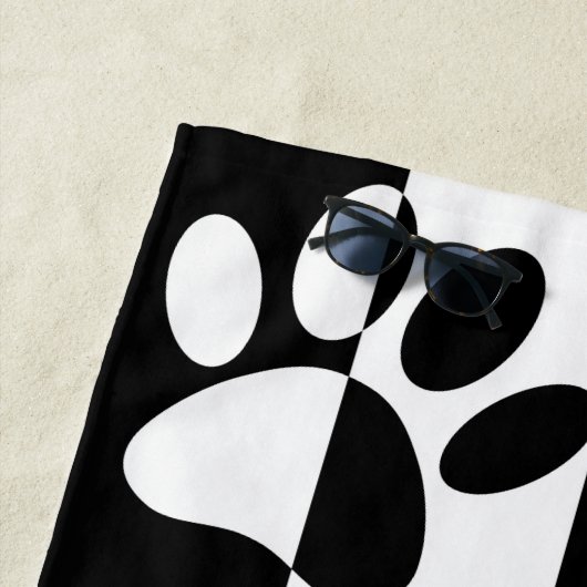 白黒の犬の手足とストライプ ビーチタオル (インサイチュ)