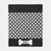 白黒の犬の足と名前の付いた骨 フリースブランケット (正面)