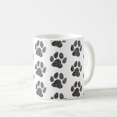 白黒の犬の足跡リノカット コーヒーマグカップ (正面右)
