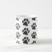 白黒の犬の足跡リノカット コーヒーマグカップ (中央)