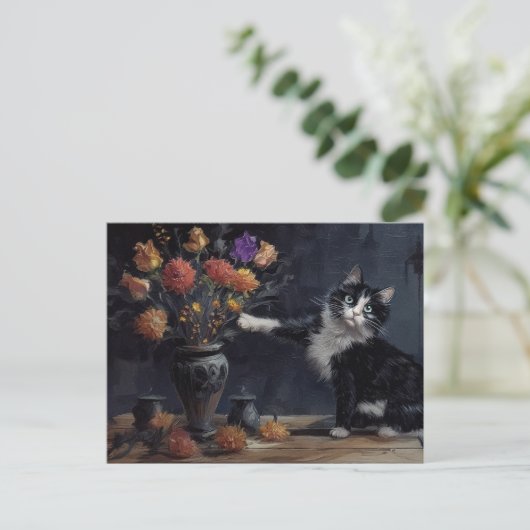 白黒の猫がテーブルから花瓶を叩き落とす ポストカード (スタンド正面)