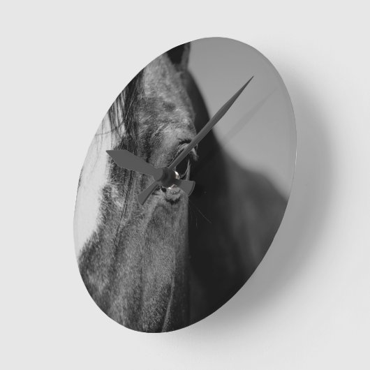 白黒の目のアートワーク ラウンド壁時計 (傾斜)