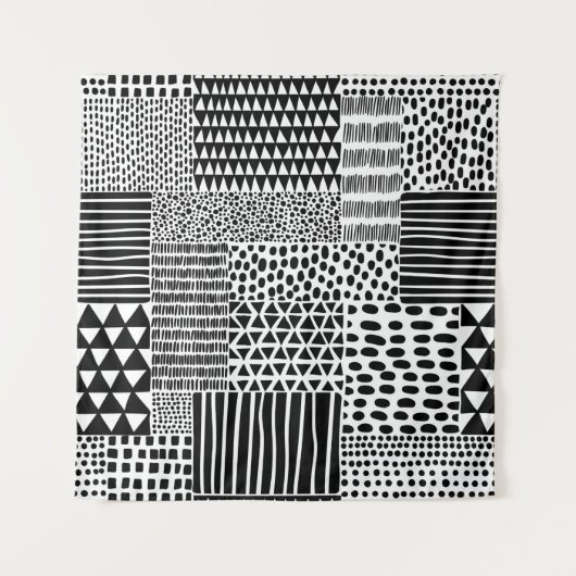 白黒の継ぎ目のないドールパターン。手描き タペストリー (正面)