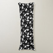 白黒の繰り返しモチーフ |スカルパターン ボディピロー (正面縦)