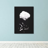 白黒の美しいバラクローズアップ キャンバスプリント (インサイチュ (ウッドフロア))