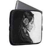 白黒の美しい女性ポートレート ラップトップスリーブ (正面右)