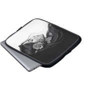 白黒の美しい女性ポートレート ラップトップスリーブ (正面下部)