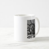 白黒の自由の女神クローズアップ写真 コーヒーマグカップ (正面右)
