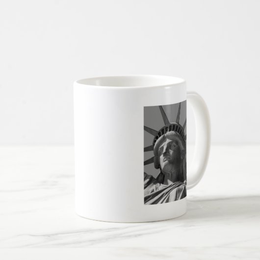 白黒の自由の女神クローズアップ写真 コーヒーマグカップ (正面右)