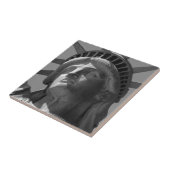 白黒の自由の女神クローズアップ写真 タイル (側面)