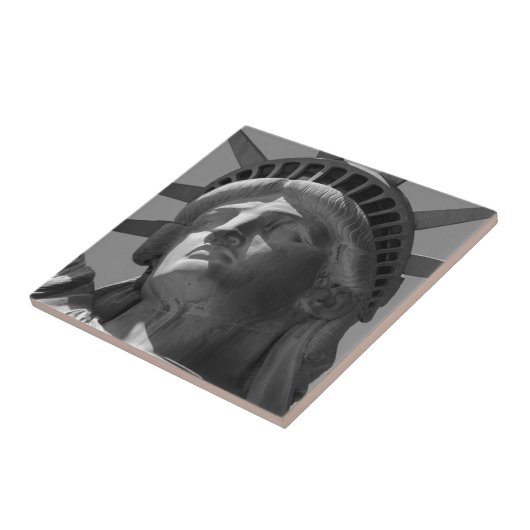 白黒の自由の女神クローズアップ写真 タイル (側面)