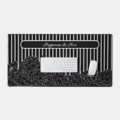 白黒の花とストライプ文字 デスクマット (キーボード&マウス)