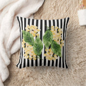 白黒の花に黄色の花を付けストライプる クッション (ブランケット)