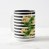 白黒の花に黄色の花を付けストライプる ツートーンマグカップ (正面左)
