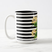 白黒の花に黄色の花を付けストライプる ツートーンマグカップ (左)