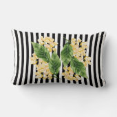 白黒の花に黄色の花を付けストライプる ランバークッション (裏面)