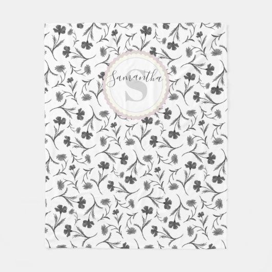 白黒の花のパターン – 名前とモノグラム フリースブランケット (正面)
