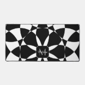 白黒の花のマンダラモザイクモノグラム デスクマット (正面)