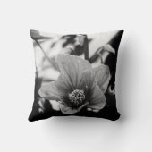 白黒の花の写真 クッション (裏面)