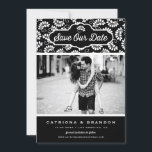 白黒の花柄の写真救日付 セーブザデート<br><div class="desc">このカスタマイズ結婚可能なセーブ・ザ・デート案内で日付を発表白と黒の花柄を特徴とする。詳細を追加してパーソナライズこのフローラは日付カードを保存する任意の結婚テーマに最適。</div>