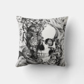 白黒の蝶が付いているばら色のスカル。 クッション (裏面)