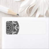 白黒の装飾的な丸いパターン。 ラベル (インサイチュ)