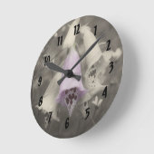 白黒の部分色のフォックスグローブ花 ラウンド壁時計 (傾斜)
