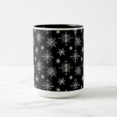 白黒の雪片の冬のデザインのカスタム ツートーンマグカップ (中央)