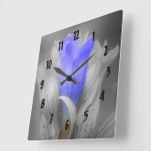 白黒の青いゲンチアンの花 スクエア壁時計 (傾斜)