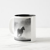 白黒の馬ランニングの写真アートワーク ツートーンマグカップ (正面左)
