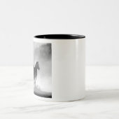 白黒の馬ランニングの写真アートワーク ツートーンマグカップ (中央)