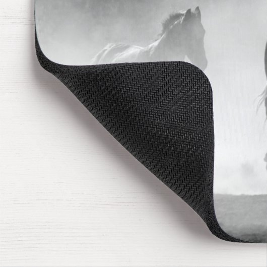 白黒の馬ランニングの写真アートワーク マウスパッド (コーナー)