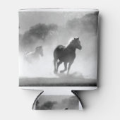 白黒の馬ランニングの写真アートワーク 缶クーラー (正面)