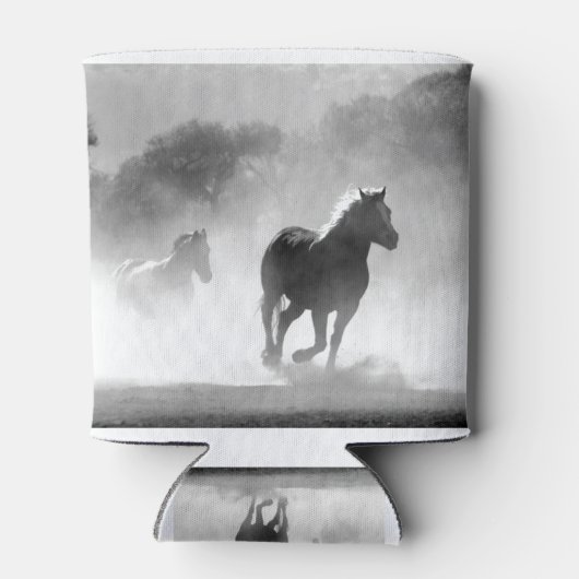 白黒の馬ランニングの写真アートワーク 缶クーラー (裏面)