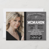 白黒の黒板モダン卒業 招待状 (正面)